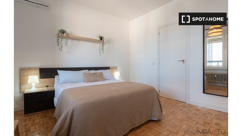 Double room Madrid, 6 beds, 140m² — photo 7