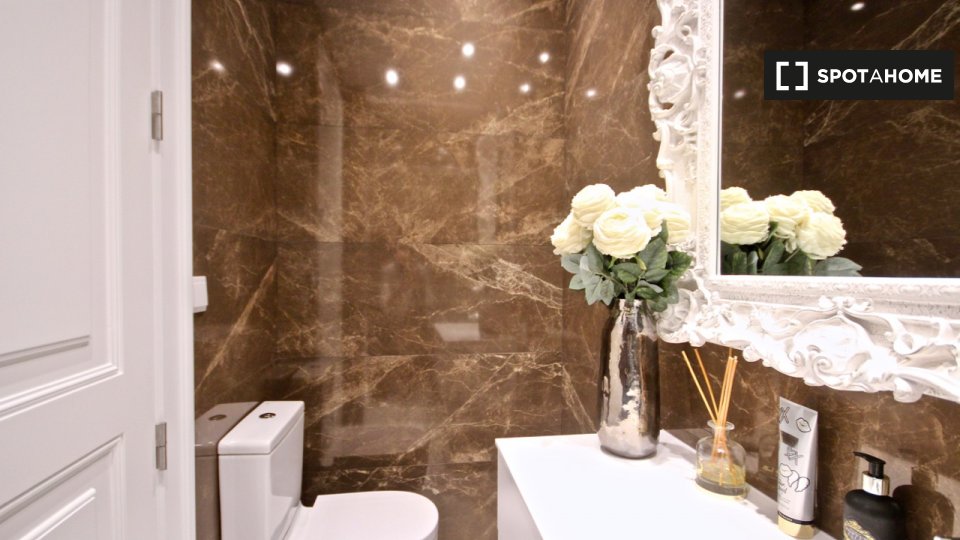 Apartment Lisbon, 2 beds, 70m² — photo 17
