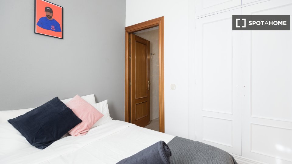 Double room Madrid, 5 beds, 150m² — photo 1