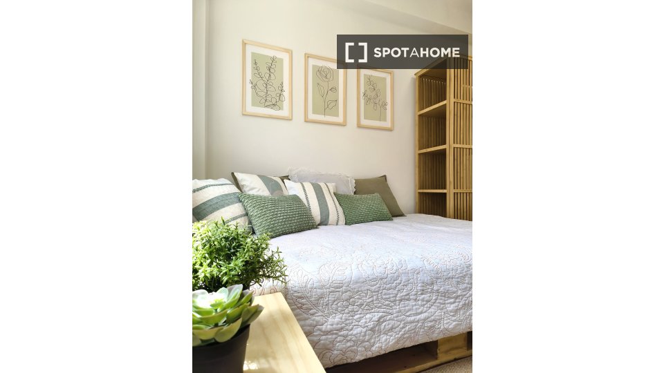 Habitación en piso compartido de 5 habitaciones, Milagrosa-Arrosadia