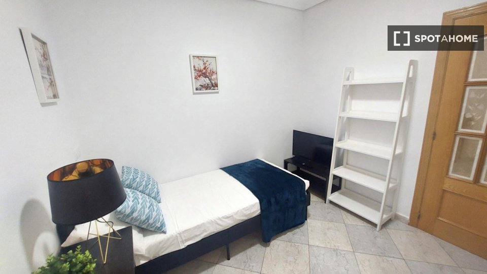 Double room Madrid, 4 beds, 95m² — photo 25
