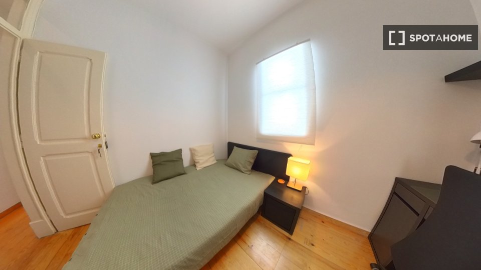Double room Lisbon, 3 beds, 80m² — photo 6