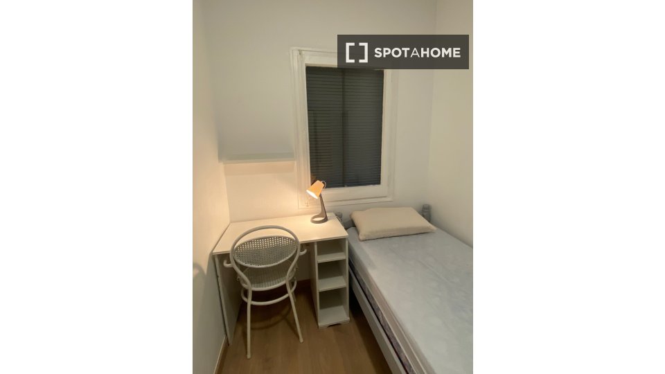 Double room Barcelona, 3 beds, 70m² — photo 8