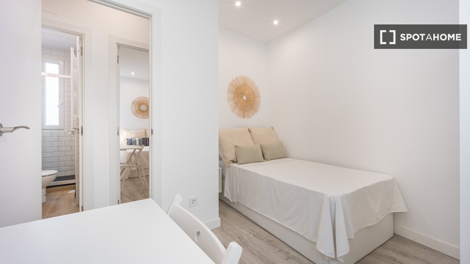 Double room Madrid, 3 beds, 90m² — photo 11