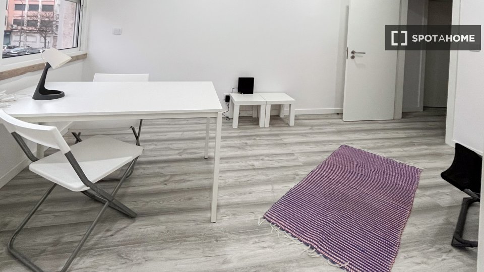 Double room Lisbon, 3 beds, 70m² — photo 9