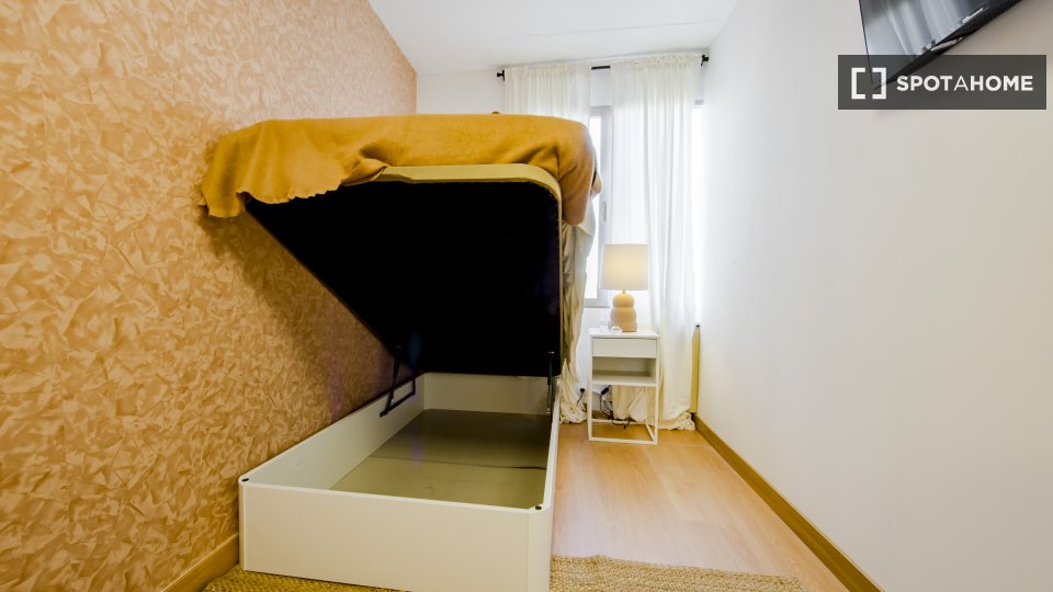 Double room Madrid, 6 beds, 120m² — photo 2