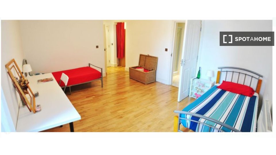 Double room London, 3 beds — photo 1