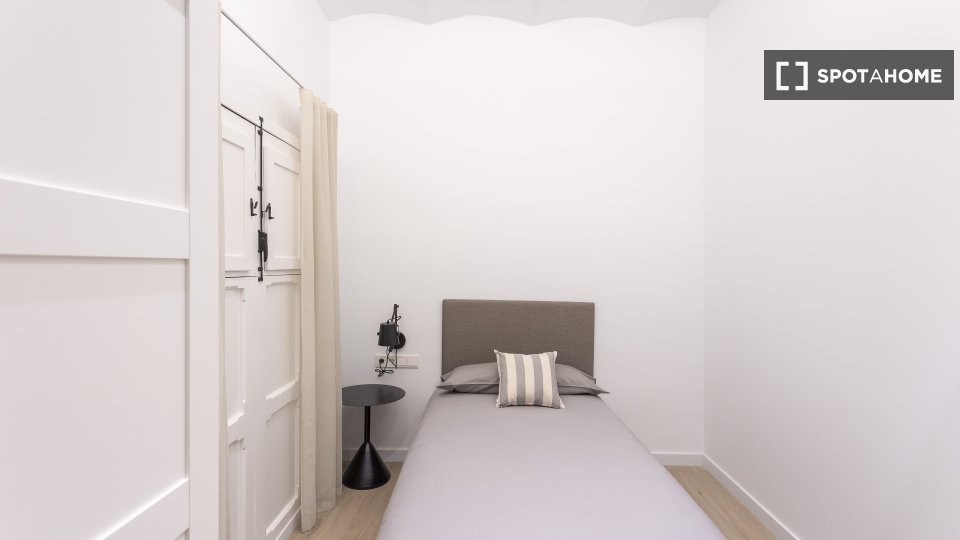 Double room Barcelona, 3 beds, 68m² — photo 18