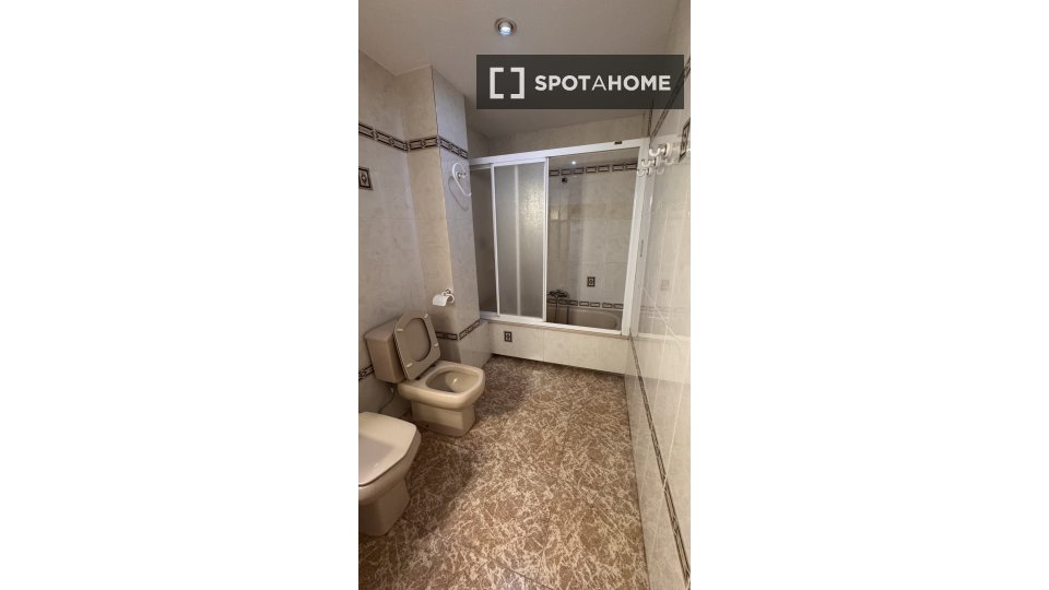 Double room Valencia, 5 beds, 240m² — photo 11