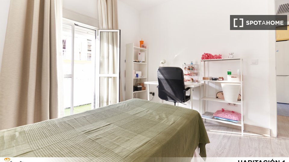 Double room Seville, 3 beds — photo 6