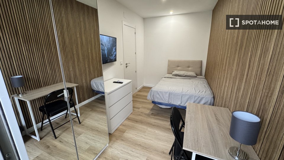 Double room Madrid, 4 beds, 65m² — photo 3