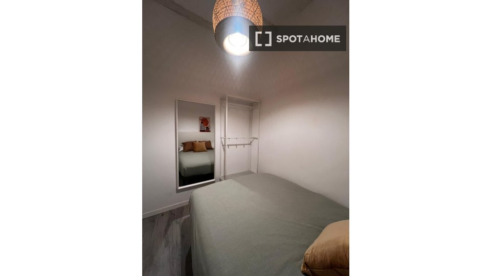 Camera in appartamento condiviso con 14 camere da letto a El Gòtic. - en Barcelona