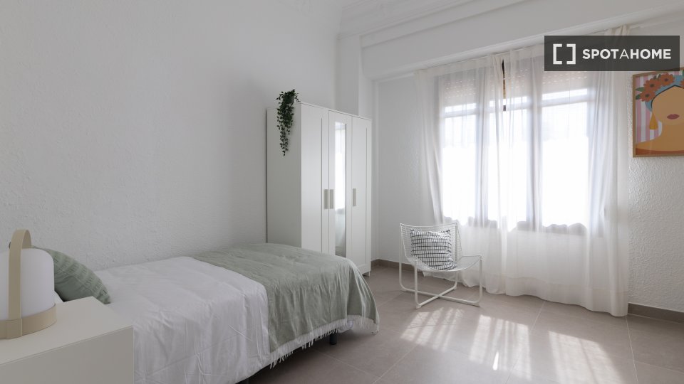Double room Valencia, 1 bed, 150m² — photo 9