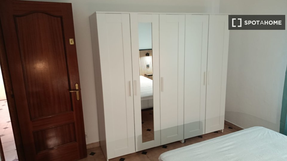 Double room Madrid, 3 beds — photo 21