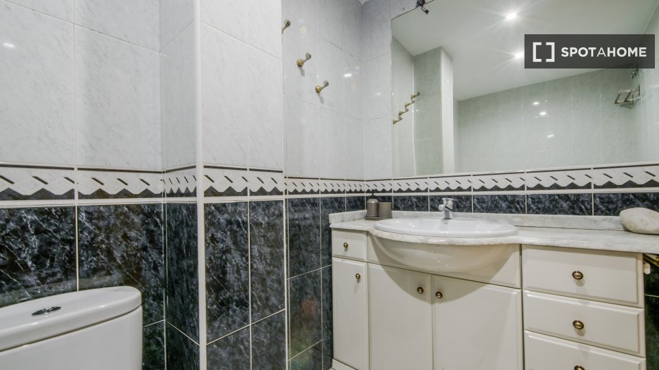 Double room Madrid, 5 beds, 80m² — photo 2