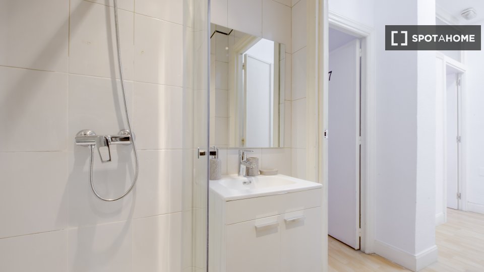 Double room Madrid, 8 beds — photo 16