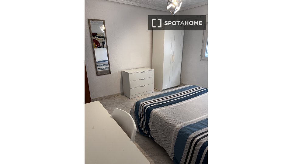 Double room Valencia, 3 beds, 85m² — photo 30