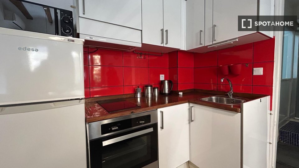 Piso de 2 habitaciones en alquiler en El Raval, Barcelona.