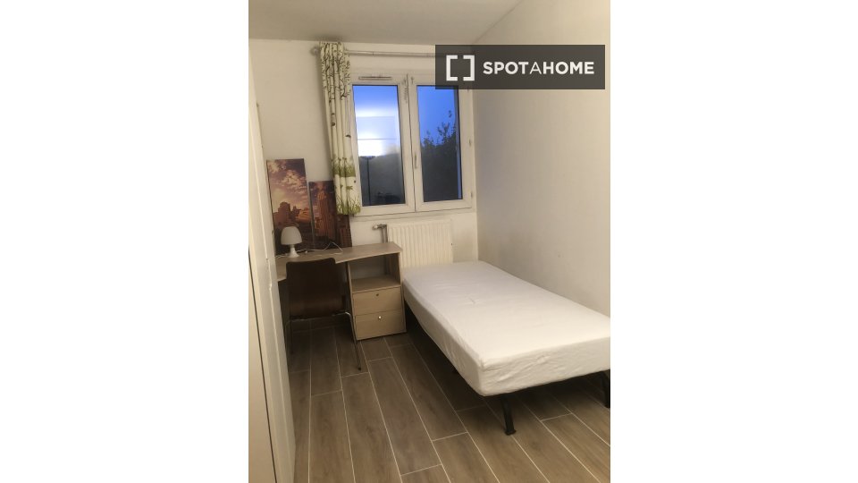 Double room Paris, 3 beds, 14m² — photo 4