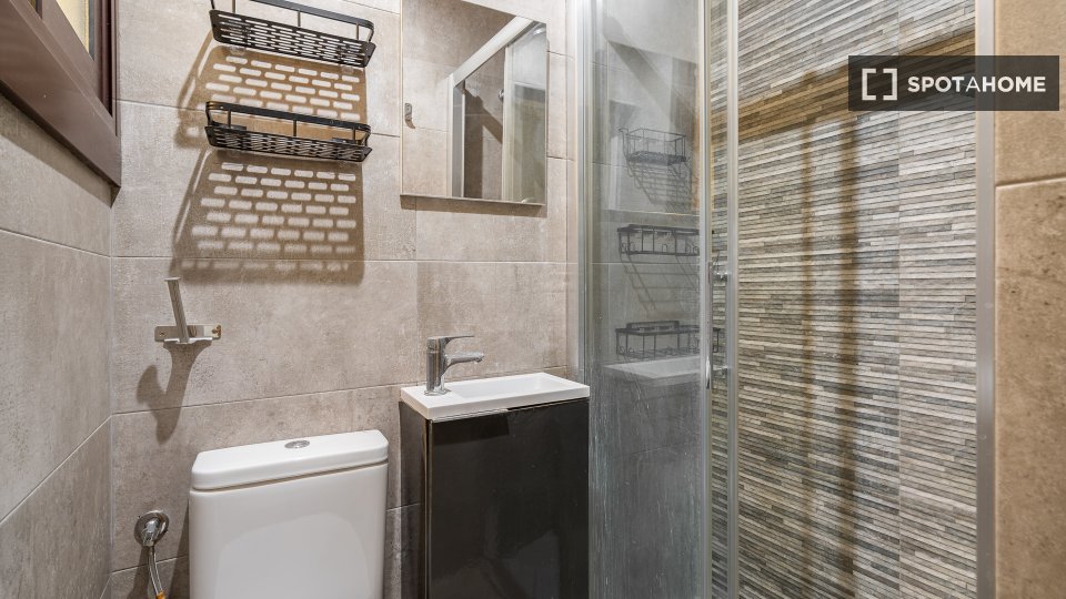 Double room Barcelona, 5 beds, 90m² — photo 3