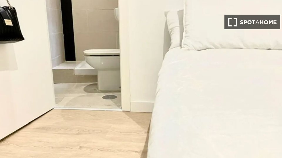 Double room Madrid, 18 beds — photo 14