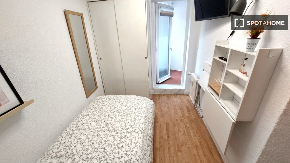 Double room Madrid, 3 beds, 60m² — photo 2
