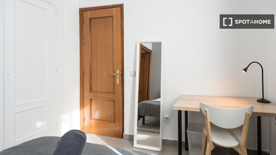 Double room Madrid, 5 beds, 150m² — photo 12