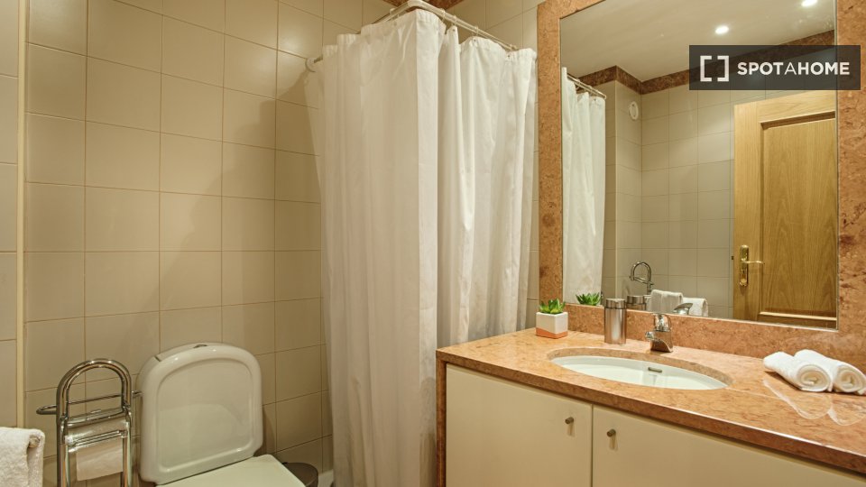 Apartment Lisbon, 2 beds, 67m² — photo 10