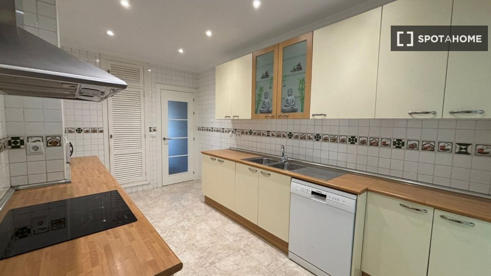 Double room Madrid, 7 beds, 180m² — photo 9