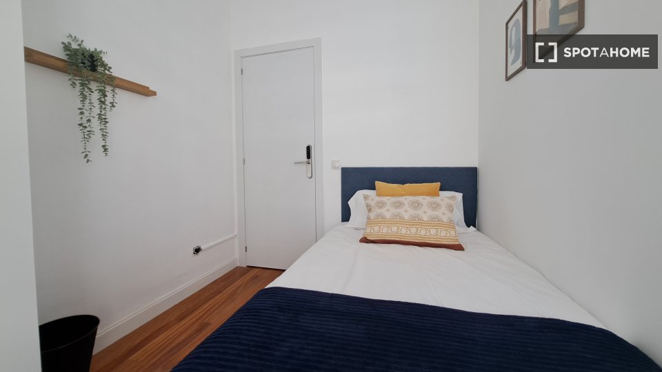 Double room Madrid, 14 beds, 200m² — photo 10
