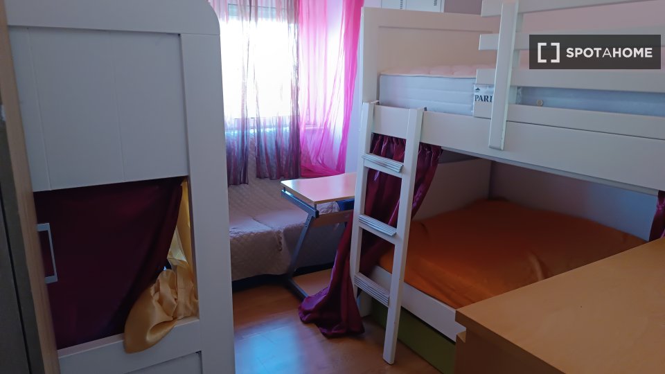 Double room Lisbon, 3 beds, 90m² — photo 7