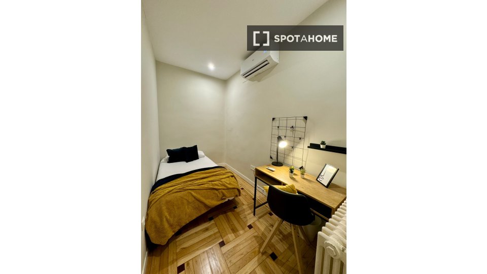 Double room Madrid, 8 beds, 139m² — photo 21