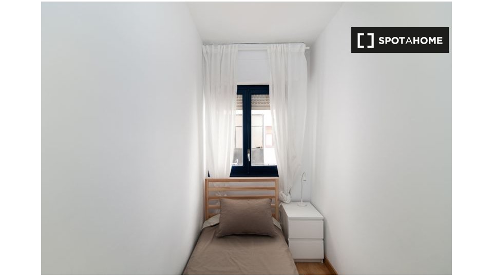 Double room Madrid, 7 beds, 140m² — photo 2