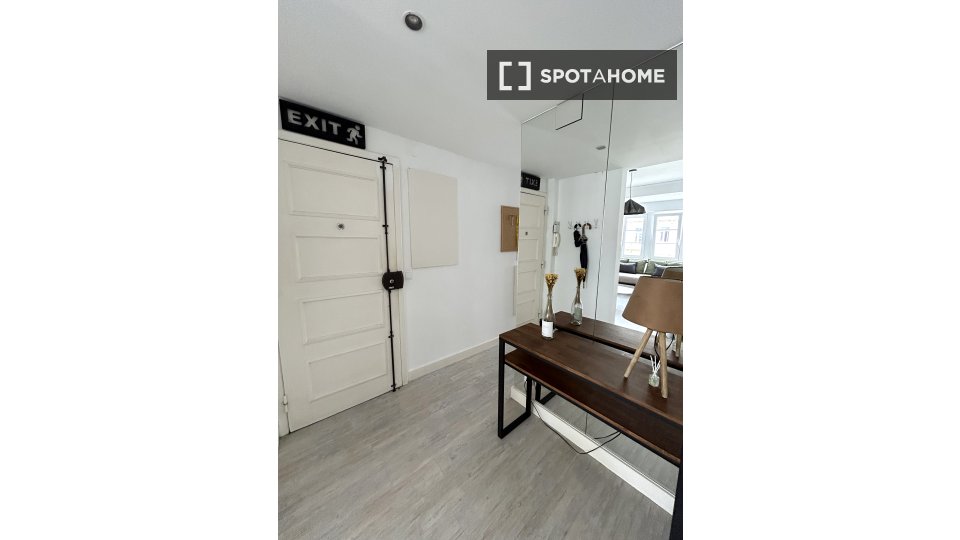 Apartment Lisbon, 3 beds, 100m² — photo 19