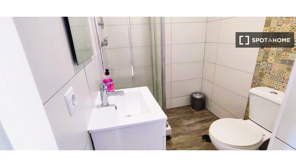 Double room Lisbon, 3 beds, 70m² — photo 12