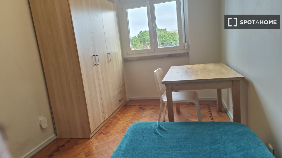 Double room Lisbon, 3 beds — photo 11