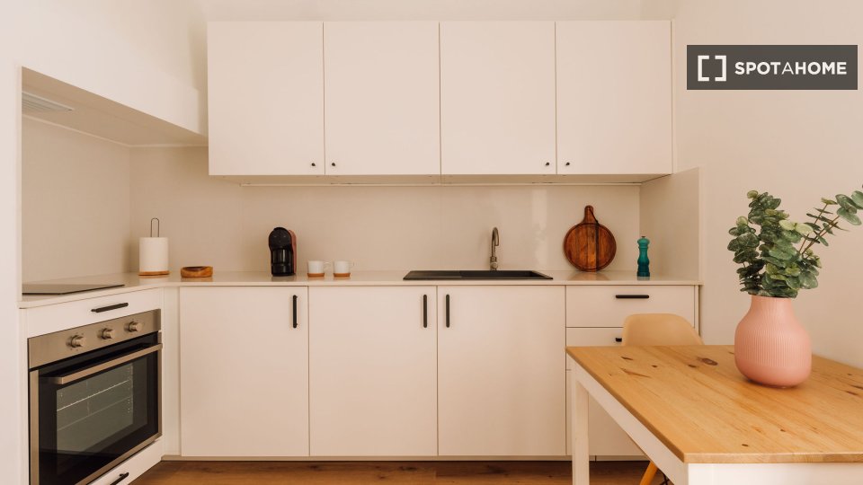 Apartment Lisbon, 2 beds, 70m² — photo 2