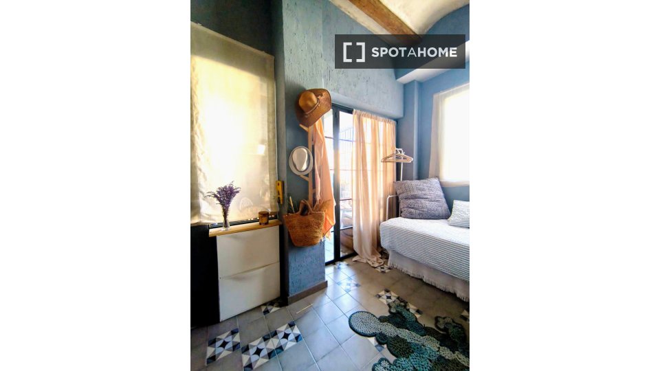 Double room Valencia, 3 beds, 160m² — photo 10