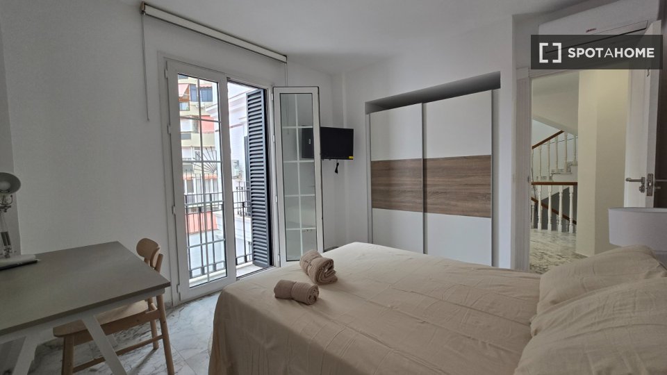 Double room Malaga, 9 beds, 370m² — photo 1