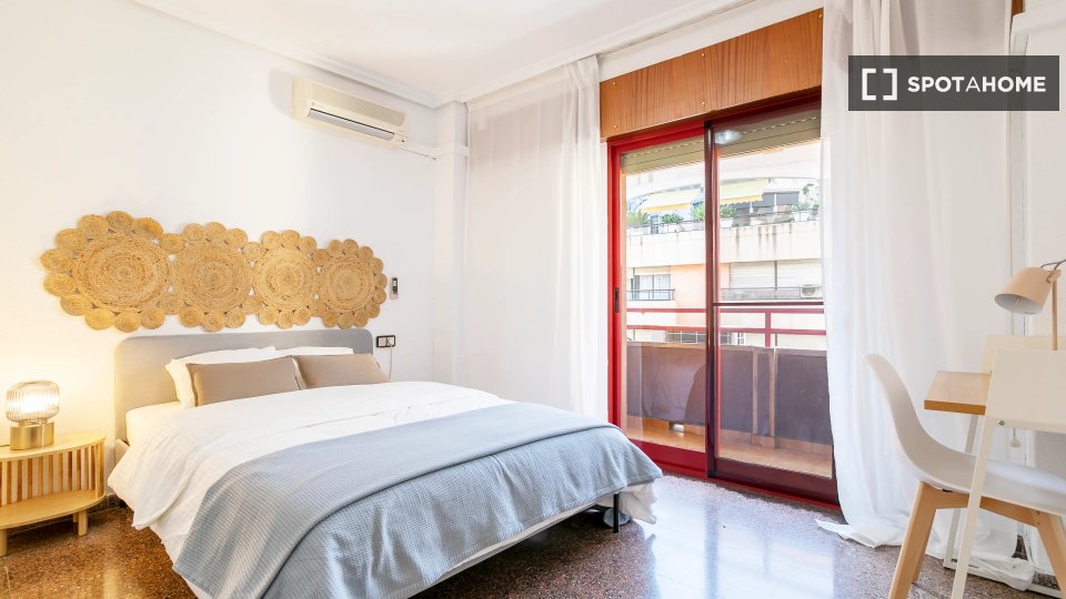Double room Alicante, 3 beds — photo 8