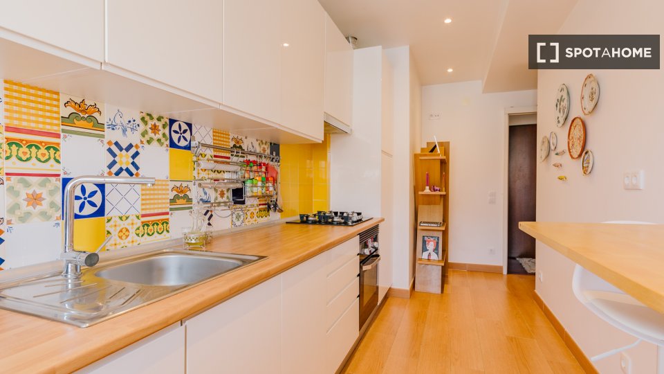 Apartment Lisbon, 2 beds, 80m² — photo 11