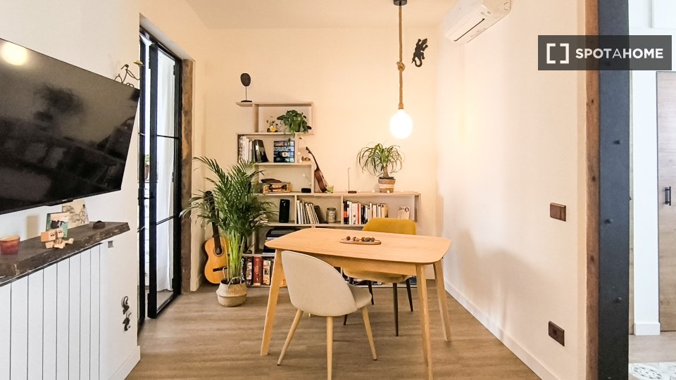 Apartamento de 2 dormitorios en alquiler en Embajadores, Madrid