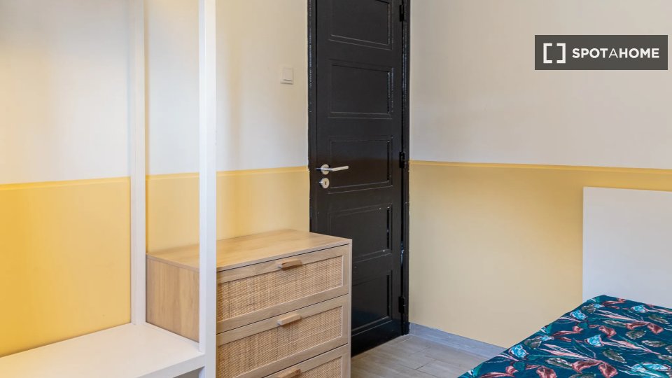 Double room Lisbon, 3 beds — photo 1