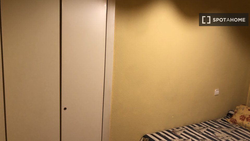 Double room Madrid, 3 beds, 8m² — photo 7
