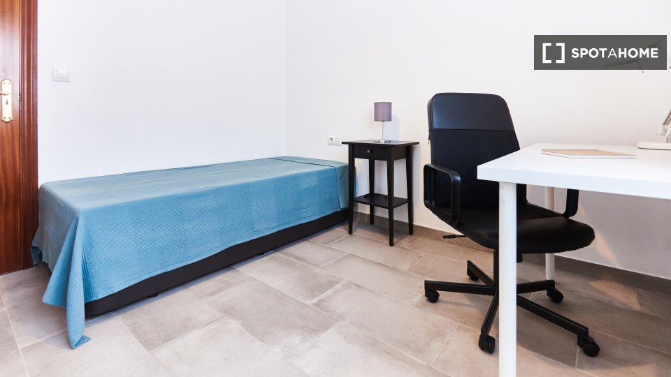 Double room Seville, 3 beds — photo 4