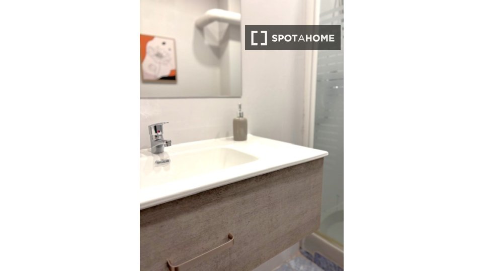 Double room Madrid, 8 beds, 170m² — photo 9