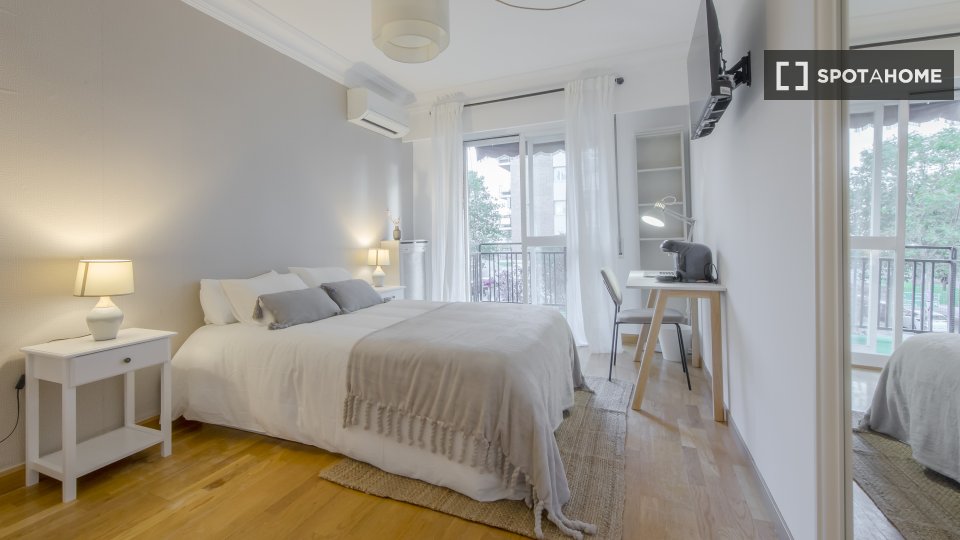 Double room Madrid, 5 beds, 145m² — photo 18