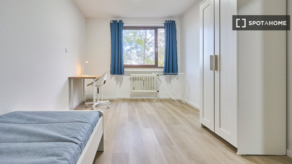 Double room Dusseldorf, 3 beds, 61m² — photo 5