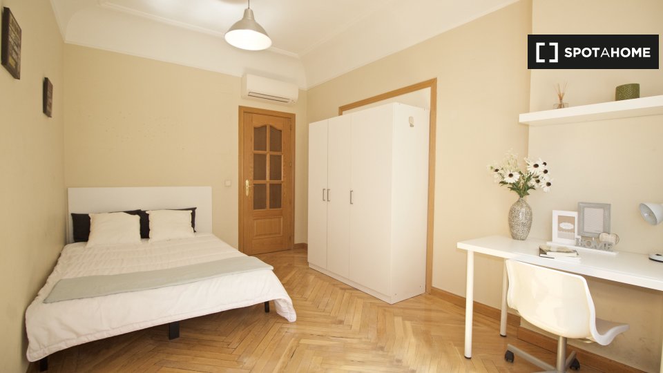 Double room Madrid, 6 beds, 140m² — photo 1