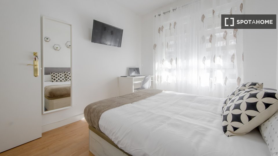 Double room Madrid, 8 beds, 200m² — photo 16